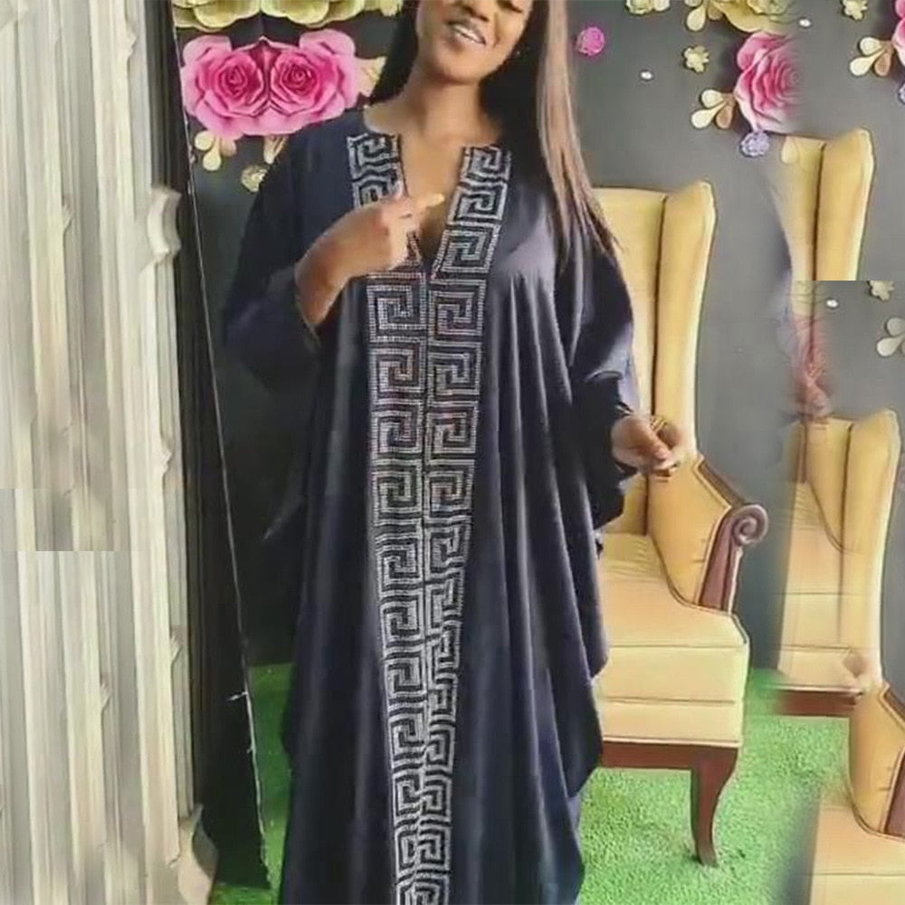 Modische afrikanische Frau, großes Kleid mit Fledermausärmeln, muslimisches islamisches Gewand