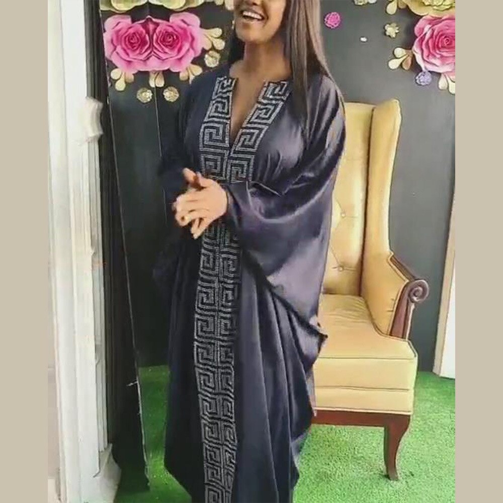 Modische afrikanische Frau, großes Kleid mit Fledermausärmeln, muslimisches islamisches Gewand