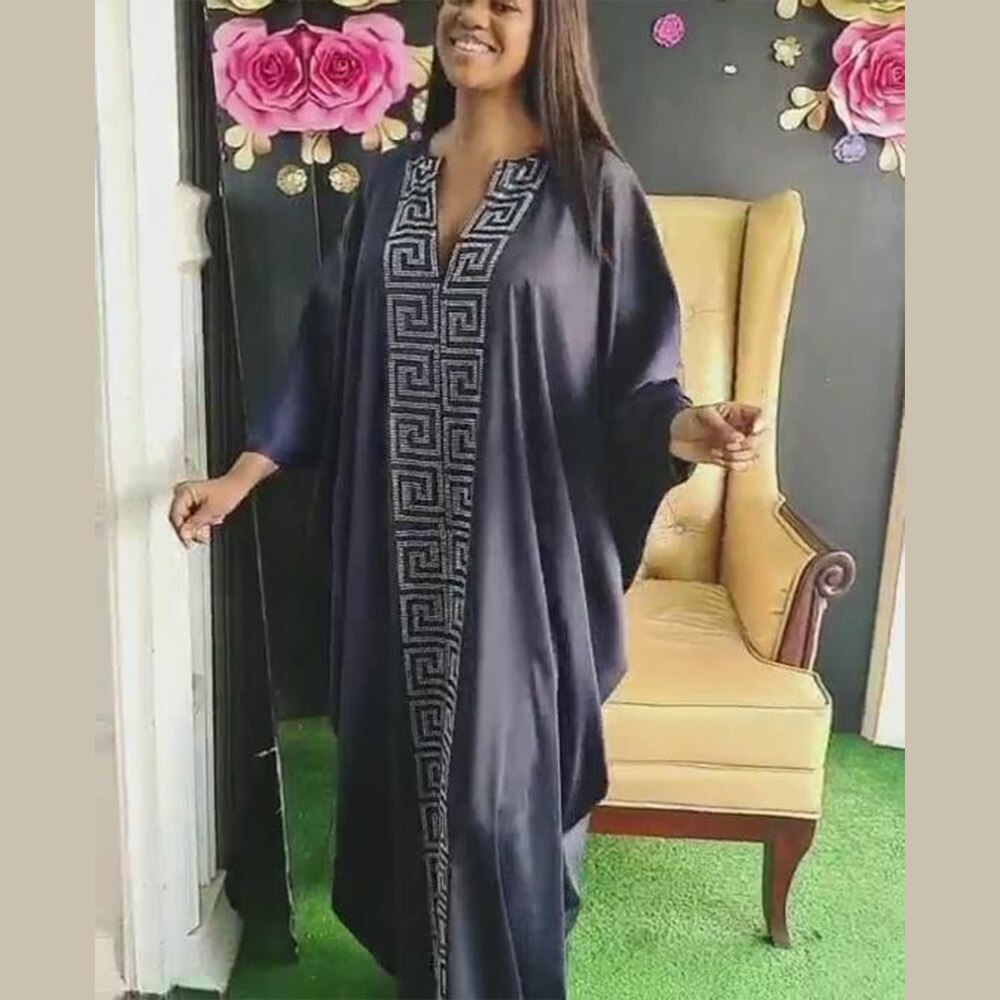 Modische afrikanische Frau, großes Kleid mit Fledermausärmeln, muslimisches islamisches Gewand