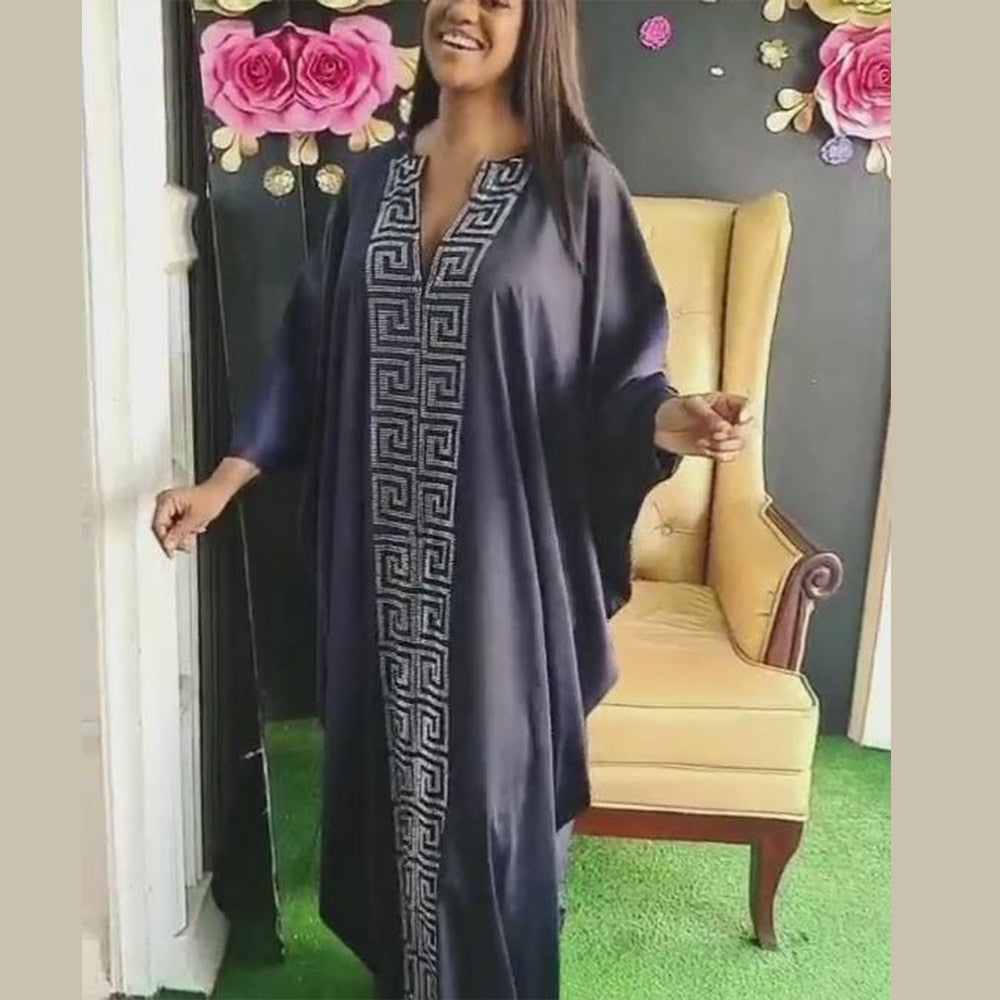 Modische afrikanische Frau, großes Kleid mit Fledermausärmeln, muslimisches islamisches Gewand