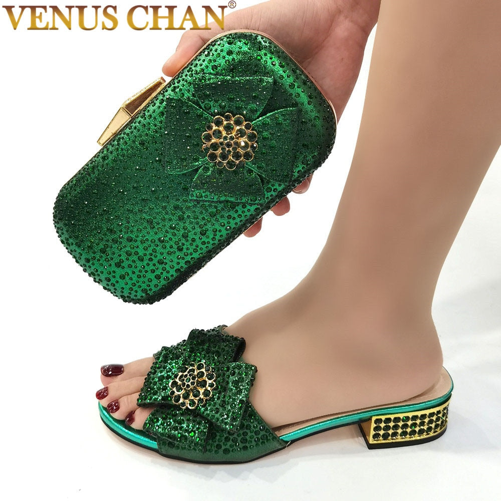 2023 neuestes italienisches Design Glänzende Schleife Kollokation Strass, Damen Schuh und Tasche Sets in Grüner Farbe