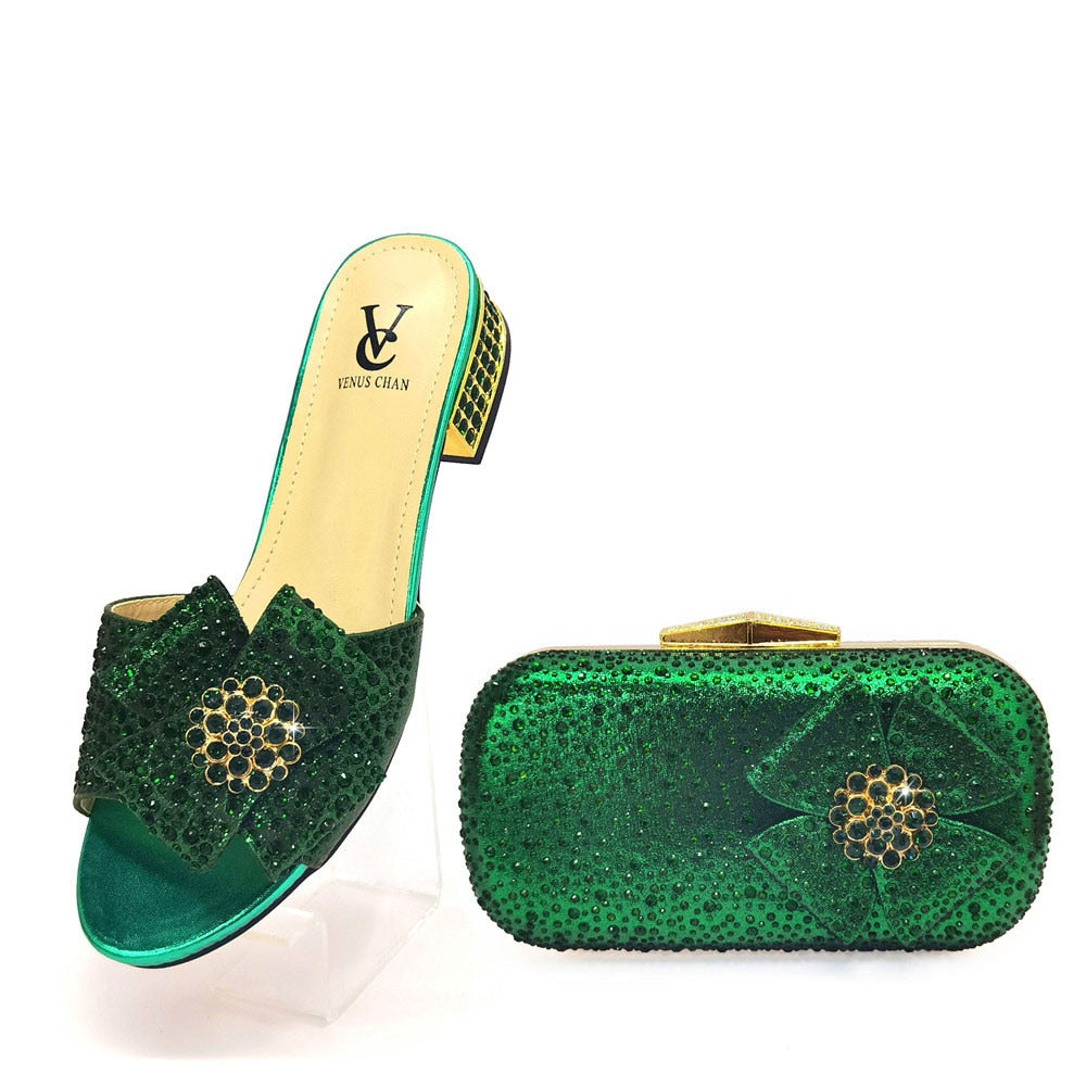 2023 neuestes italienisches Design Glänzende Schleife Kollokation Strass, Damen Schuh und Tasche Sets in Grüner Farbe