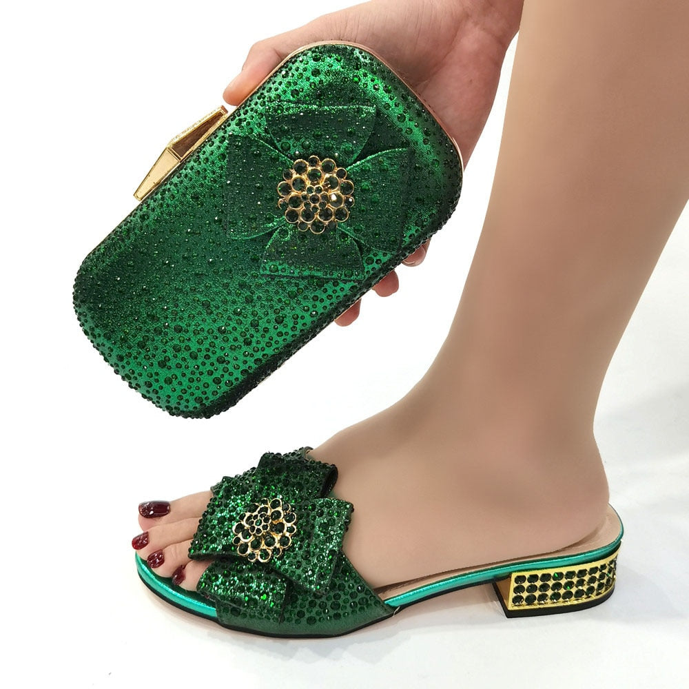 2023 neuestes italienisches Design Glänzende Schleife Kollokation Strass, Damen Schuh und Tasche Sets in Grüner Farbe