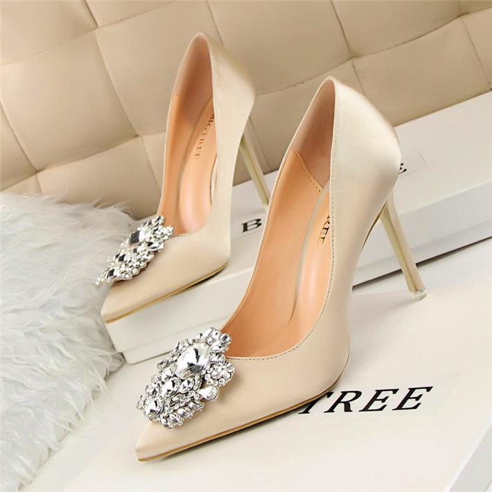 Reizvolle Hochzeits-Brautschuhe, Weisefeste Seiden-flache 10cm Schuhe hohe Absätze