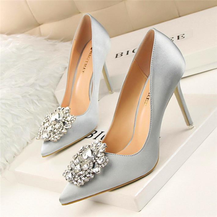 Reizvolle Hochzeits-Brautschuhe, Weisefeste Seiden-flache 10cm Schuhe hohe Absätze