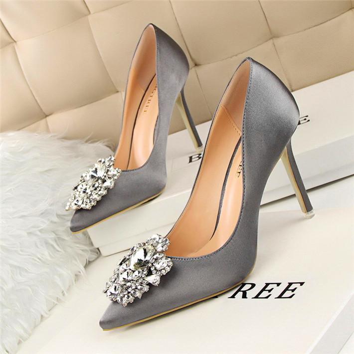 Reizvolle Hochzeits-Brautschuhe, Weisefeste Seiden-flache 10cm Schuhe hohe Absätze