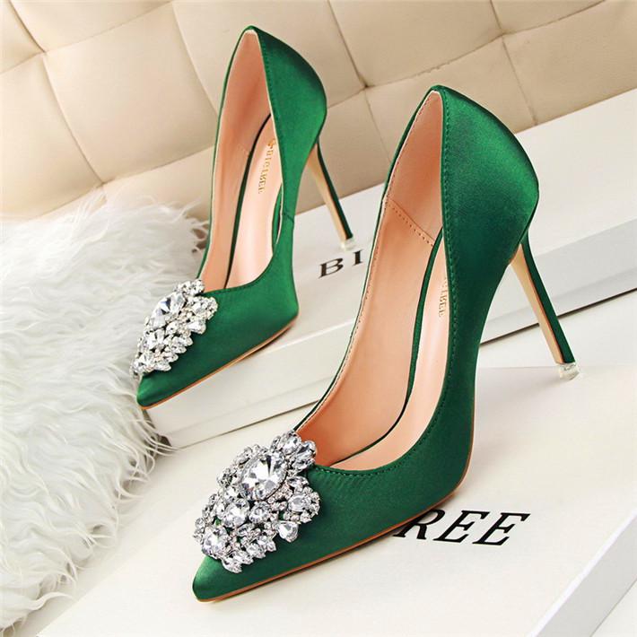 Reizvolle Hochzeits-Brautschuhe, Weisefeste Seiden-flache 10cm Schuhe hohe Absätze