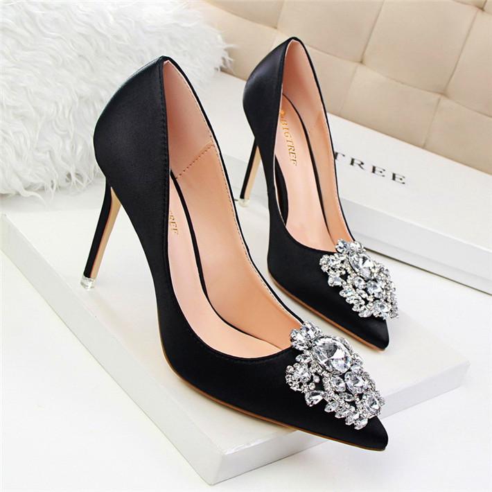 Reizvolle Hochzeits-Brautschuhe, Weisefeste Seiden-flache 10cm Schuhe hohe Absätze