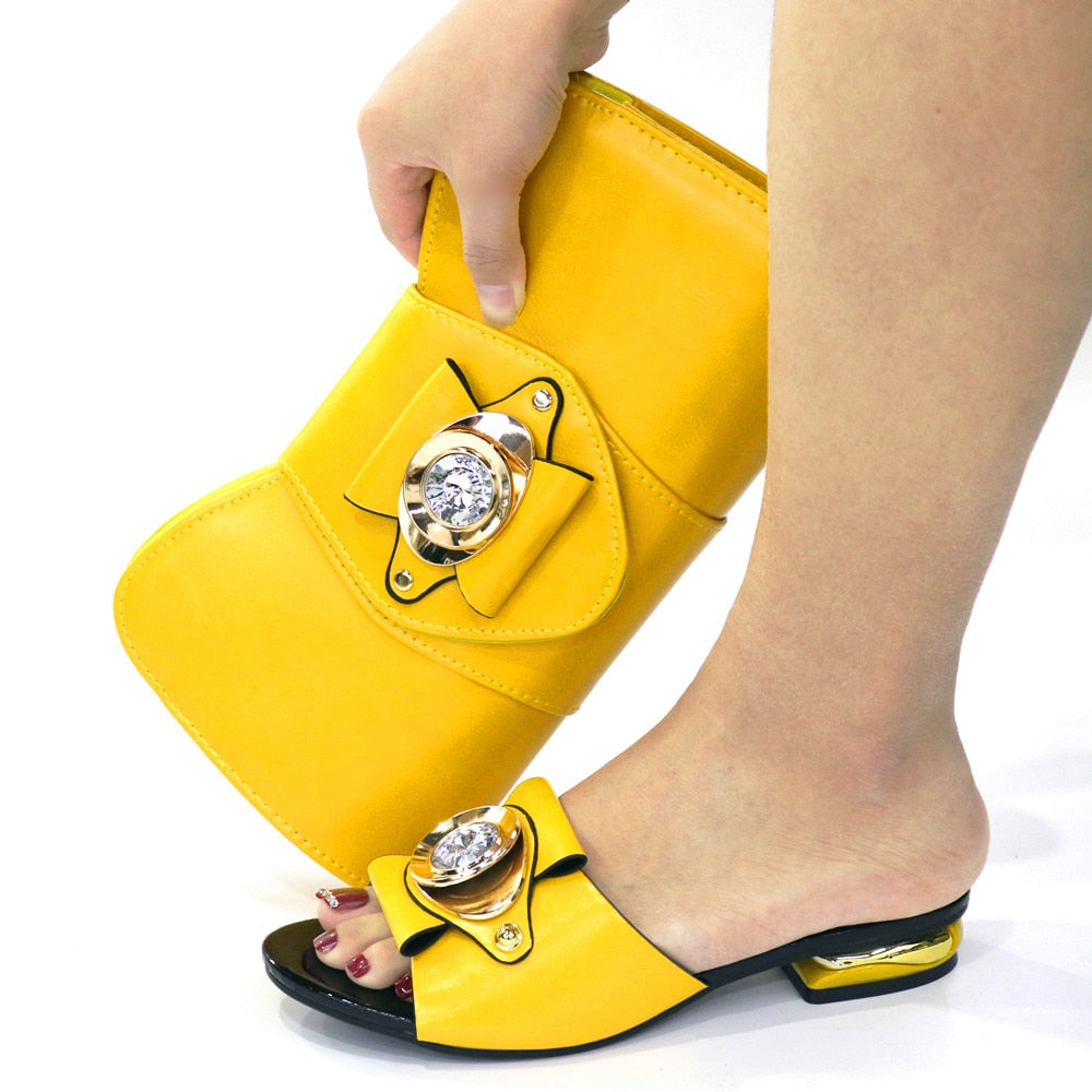 2023 neuestes italienisches Design Mode afrikanische Frauen, niedrige Ferse bequeme Schuhe und Taschen Set