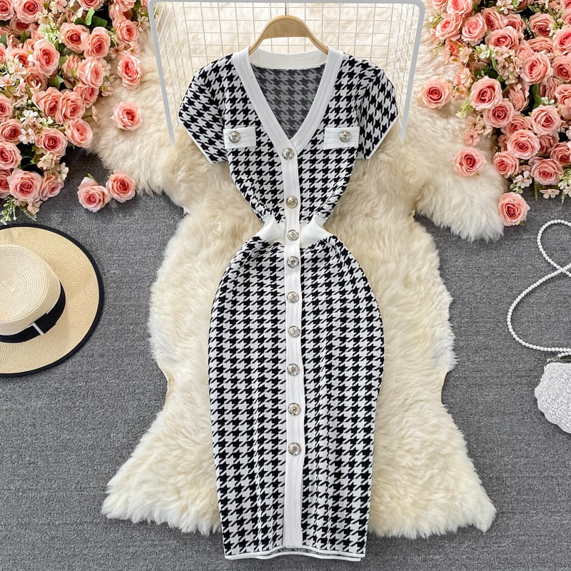 Elegante gestricktes Büro Damenkleid mit V-Ausschnitt
