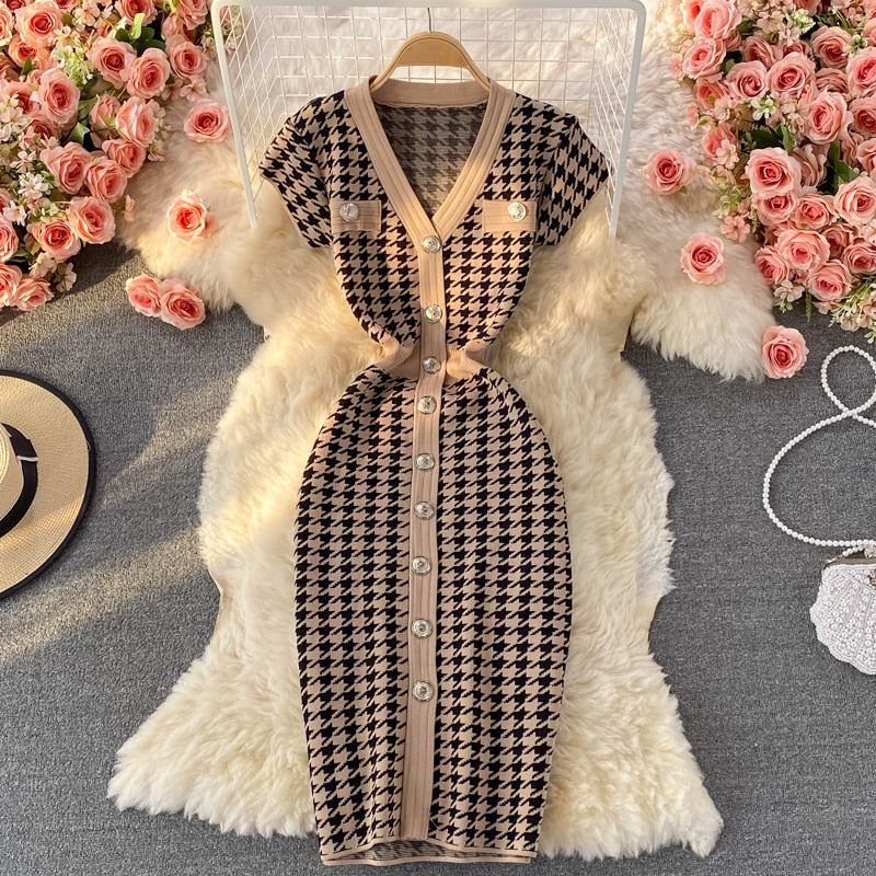 Elegante gestricktes Büro Damenkleid mit V-Ausschnitt
