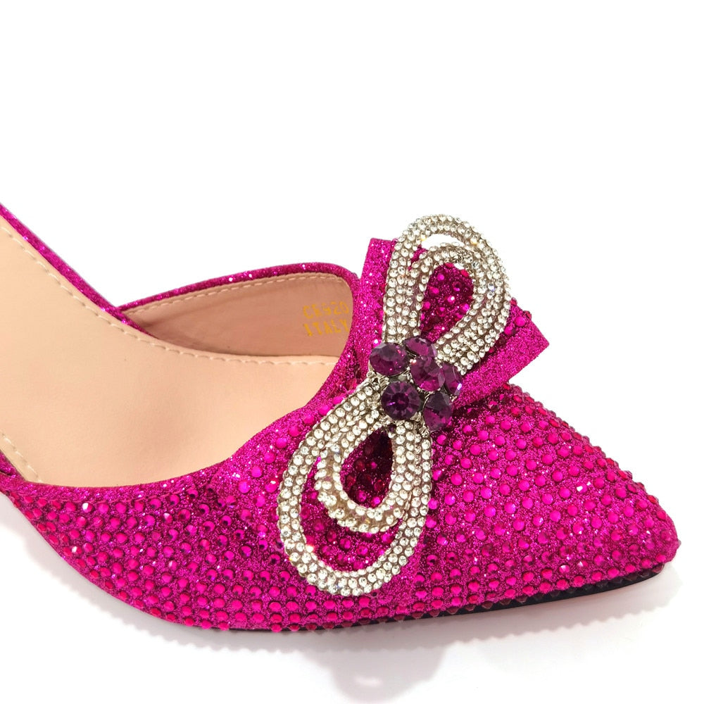 Damen-High-Heel-Spitzzehen-Sandalen, neuestes italienisches Design, Schuhe und Taschen-Set
