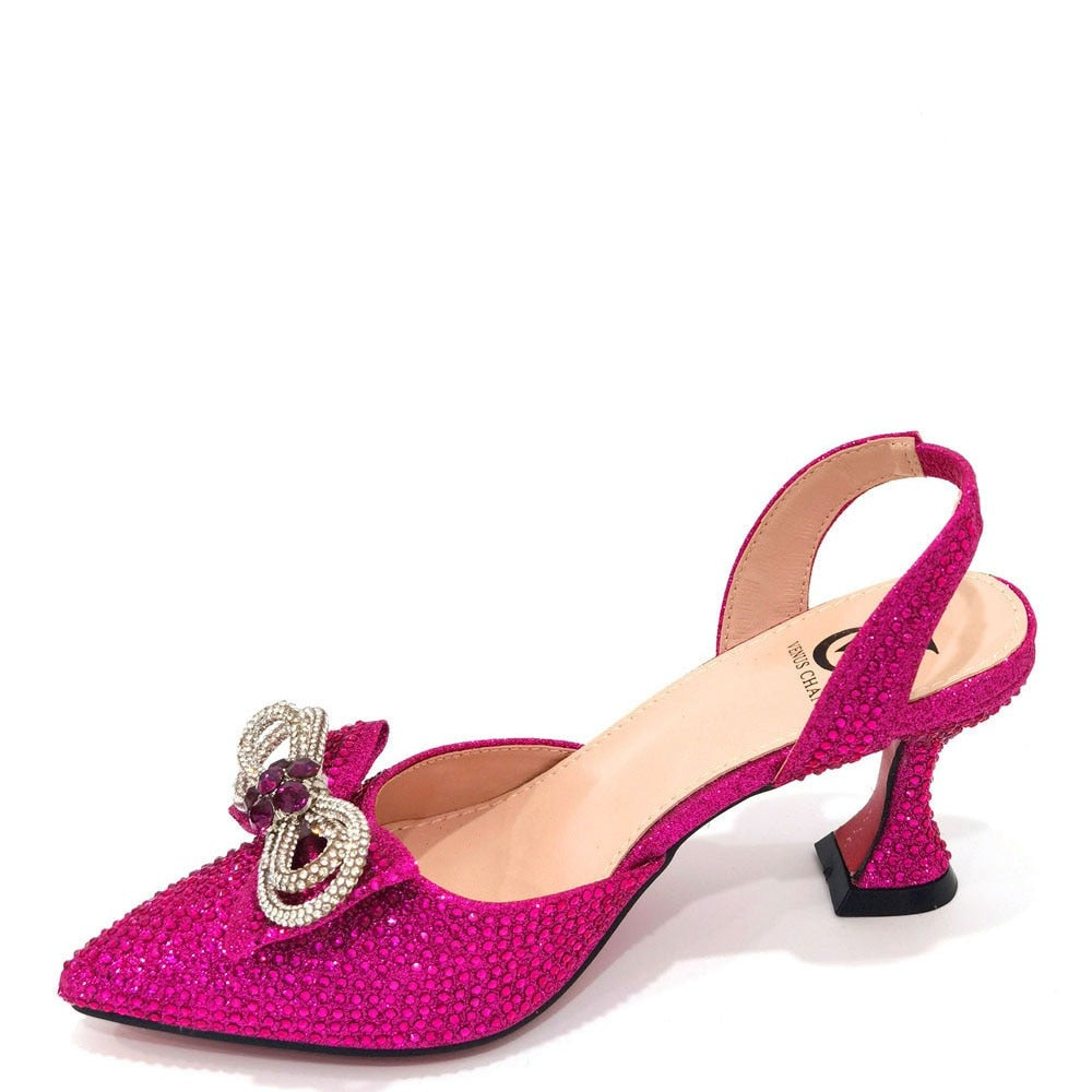 Damen-High-Heel-Spitzzehen-Sandalen, neuestes italienisches Design, Schuhe und Taschen-Set