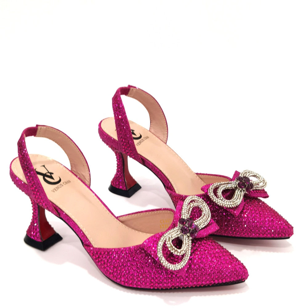 Damen-High-Heel-Spitzzehen-Sandalen, neuestes italienisches Design, Schuhe und Taschen-Set