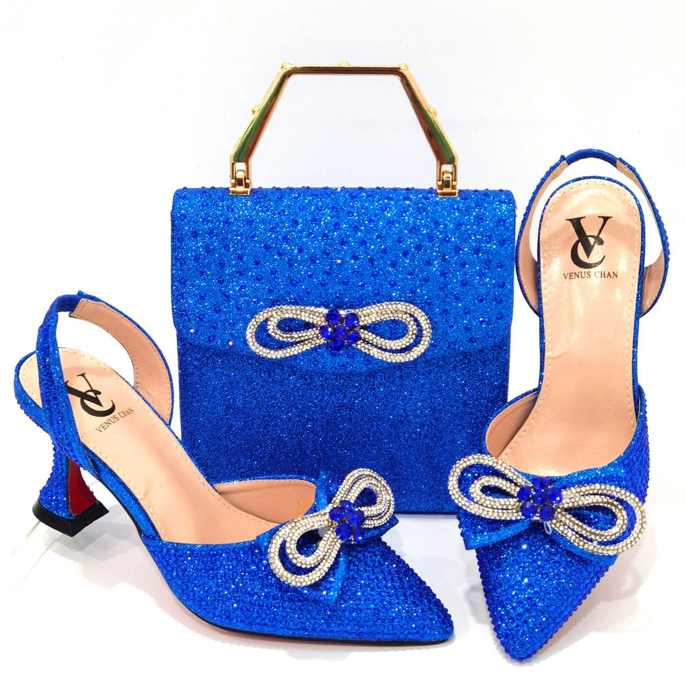 Damen-High-Heel-Spitzzehen-Sandalen, neuestes italienisches Design, Schuhe und Taschen-Set