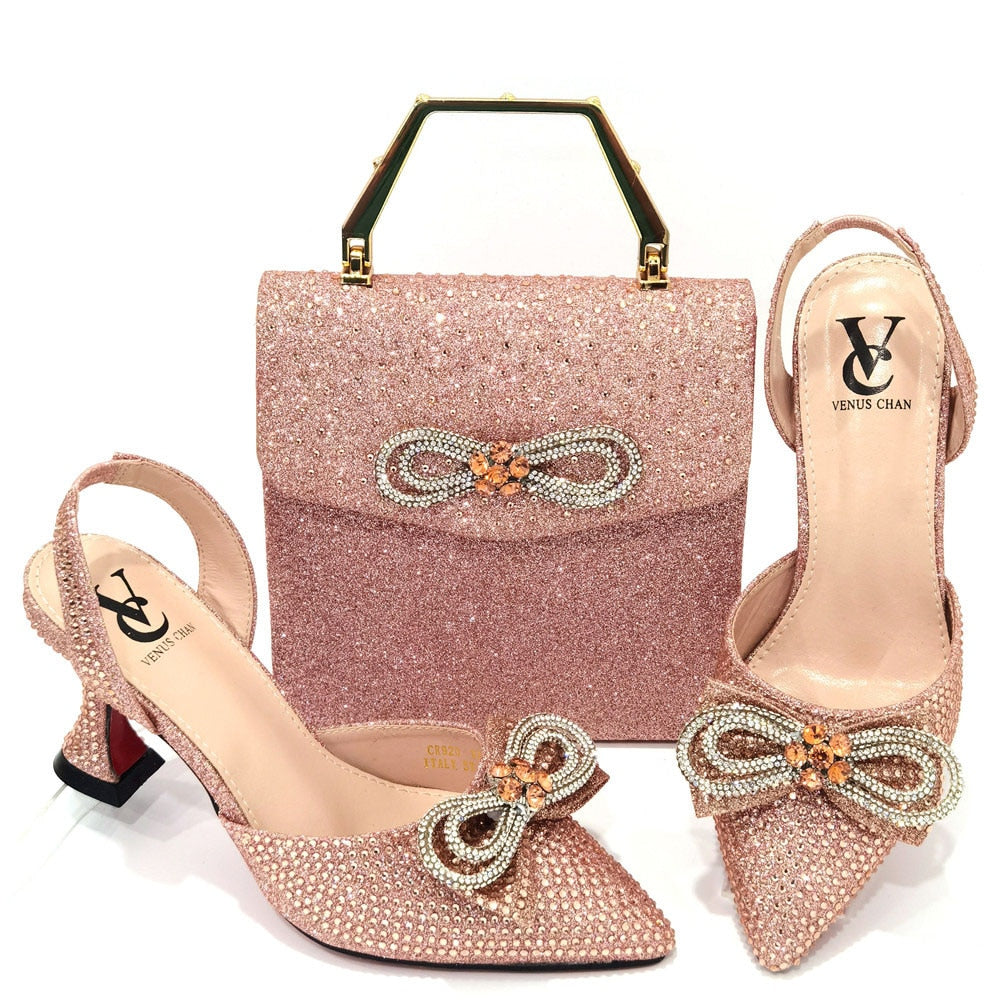 Damen-High-Heel-Spitzzehen-Sandalen, neuestes italienisches Design, Schuhe und Taschen-Set