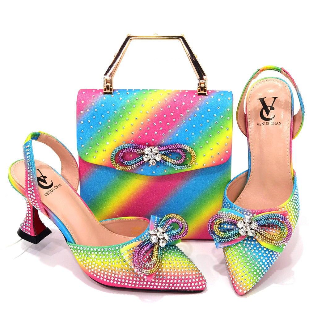 Damen-High-Heel-Spitzzehen-Sandalen, neuestes italienisches Design, Schuhe und Taschen-Set