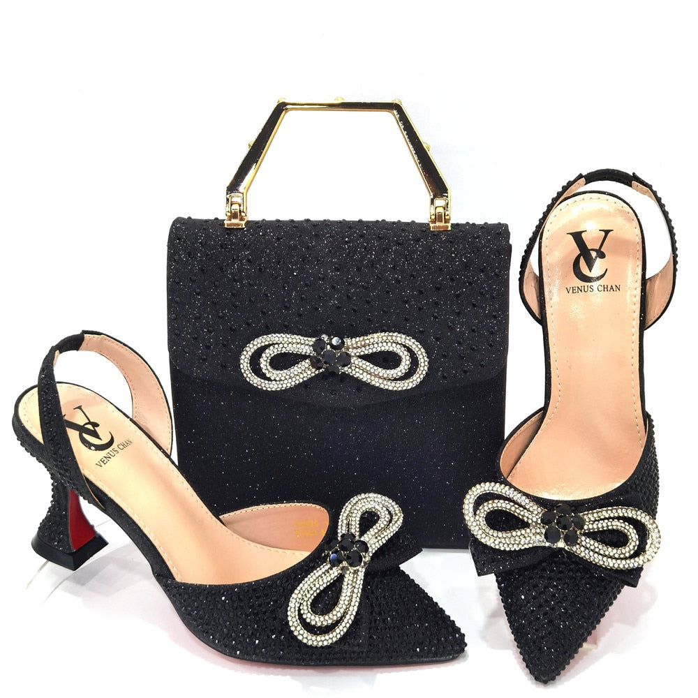 Damen-High-Heel-Spitzzehen-Sandalen, neuestes italienisches Design, Schuhe und Taschen-Set