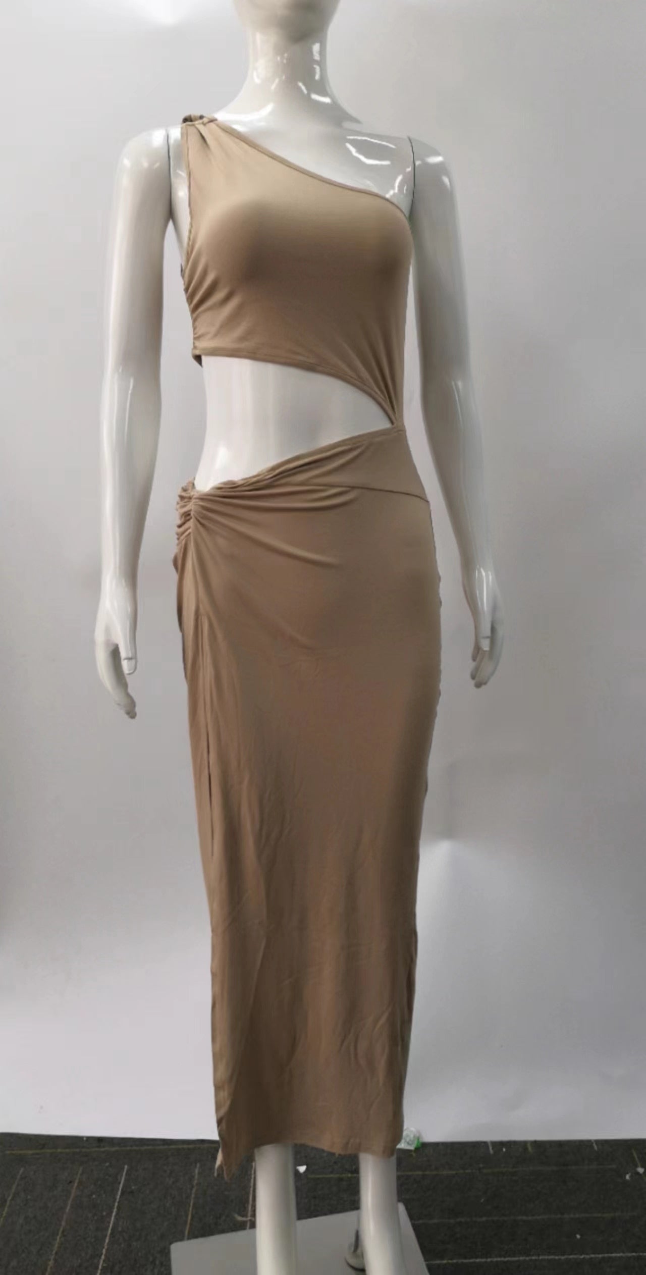 Solides, lässiges, schulterfreies Minikleid für Damen, schräges Kragen-ärmelloses, aushöhlendes kurzes Party Sommerkleid