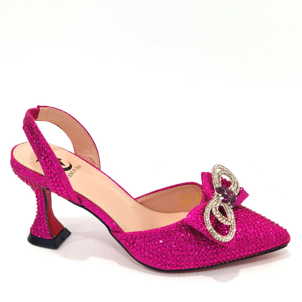 Damen-High-Heel-Spitzzehen-Sandalen, neuestes italienisches Design, Schuhe und Taschen-Set