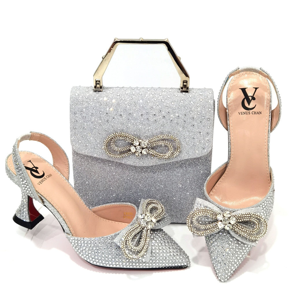 Damen-High-Heel-Spitzzehen-Sandalen, neuestes italienisches Design, Schuhe und Taschen-Set