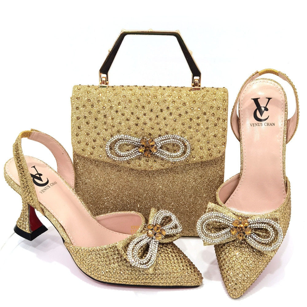 Damen-High-Heel-Spitzzehen-Sandalen, neuestes italienisches Design, Schuhe und Taschen-Set