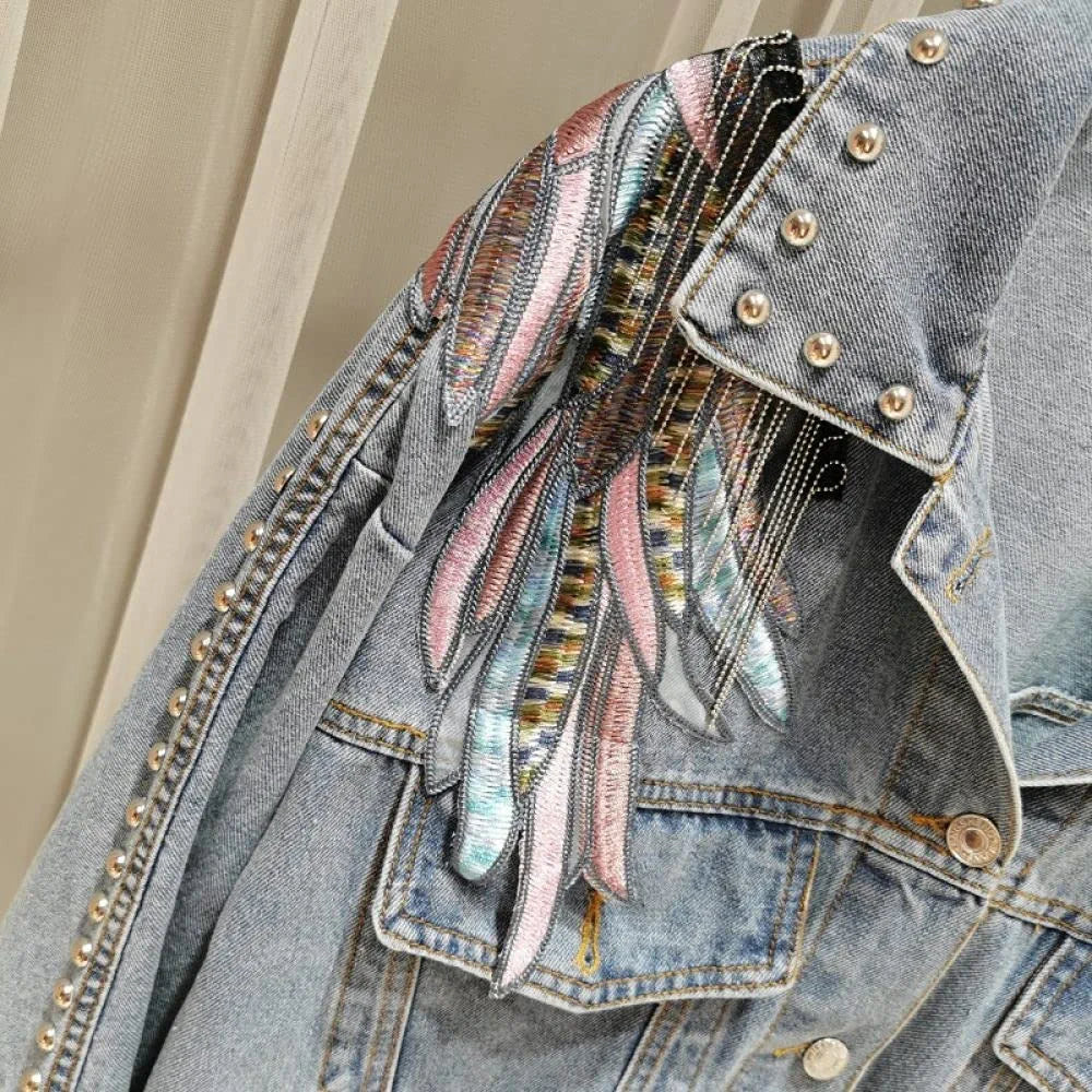 Rivet Wings Bestickte Damen Jeansjacke mit Metallquasten und Nieten
