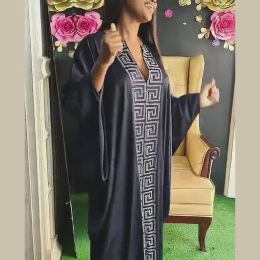 Modische afrikanische Frau, großes Kleid mit Fledermausärmeln, muslimisches islamisches Gewand