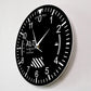 Klassische runde Wanduhr mit Höhenmesser