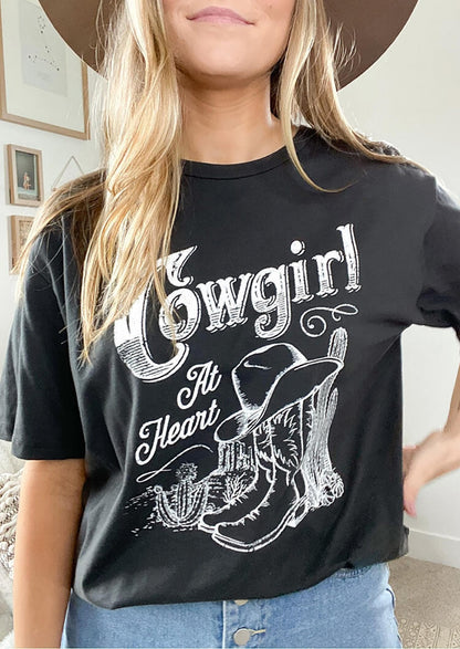Bedruckter Sommer Cowgirl T-shirts "Im Herzen Druck"  in einem einzigartigen Design