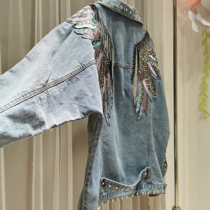 Rivet Wings Bestickte Damen Jeansjacke mit Metallquasten und Nieten