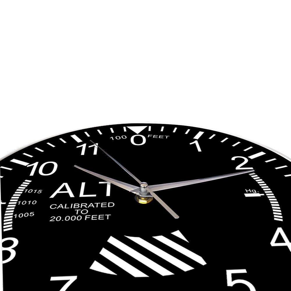 Klassische runde Wanduhr mit Höhenmesser