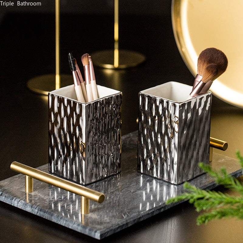 Vergoldeter Badezimmer-Accessoires-Set aus Keramik