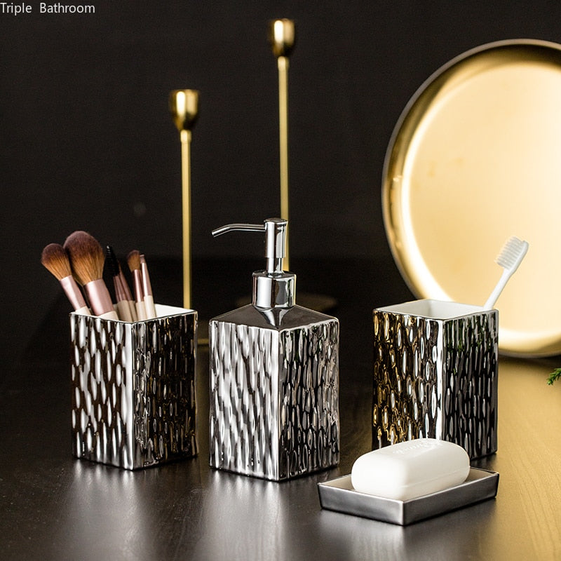 Vergoldeter Badezimmer-Accessoires-Set aus Keramik
