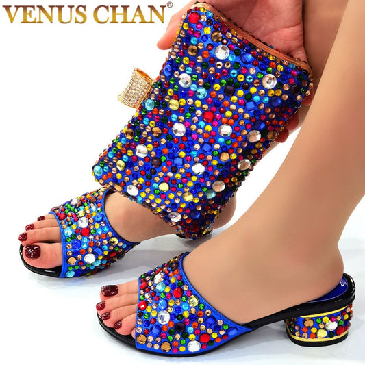 Blaues, farblich passendes Damen-Schuh- und Taschen-Set